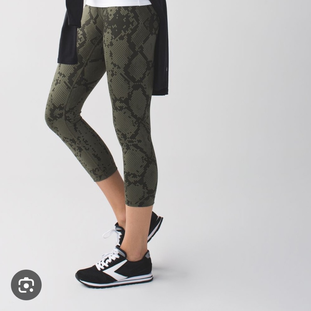 Like New Lululemon Green Snake Print Cropped Leggings size 8